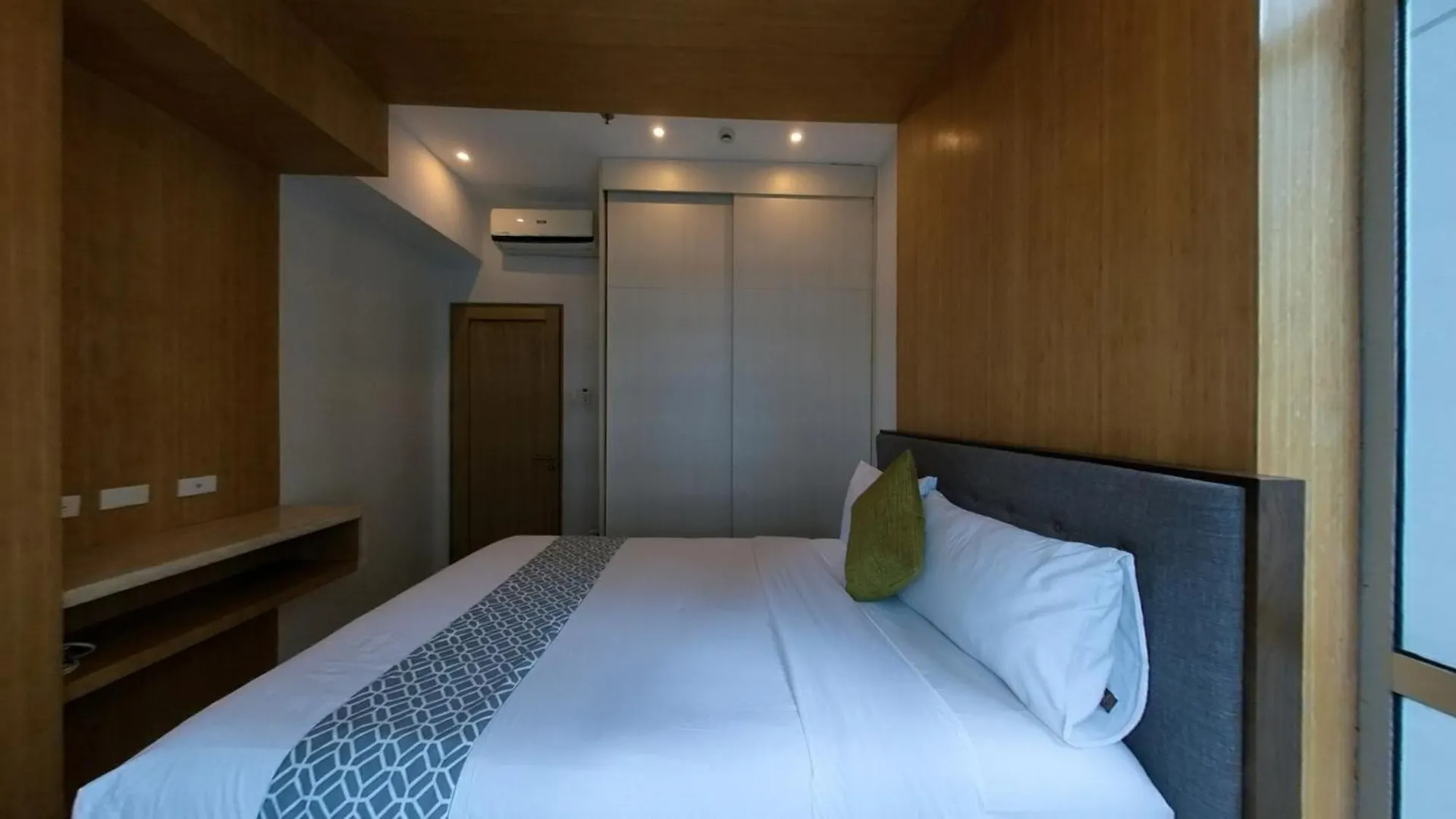 Aparthotel Full-Serviced Residential Apartment In Blue Sapphire, Bgc Manila
